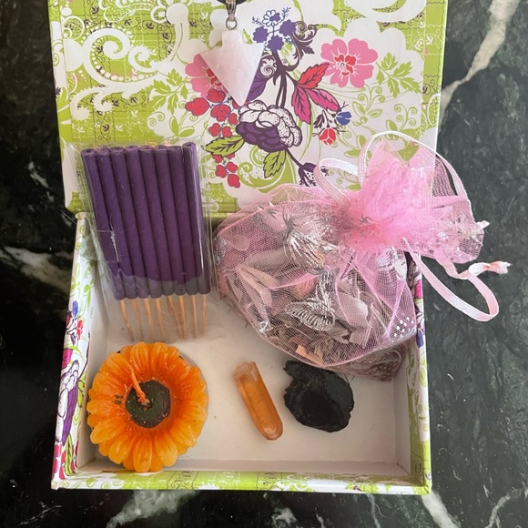 Diva Healing Crystal Box w/Necklace - Picture 2 of 8